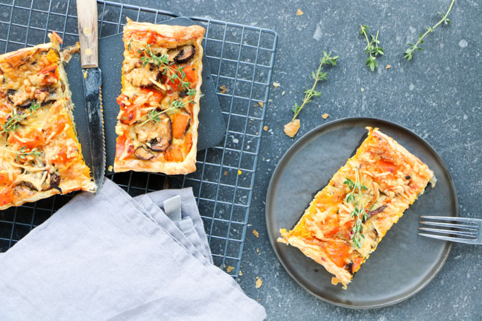 quiche met pompoen, champignons en oude kaas. Makkelijk recept voor vegetarische quiche, hartige taart met pompoen