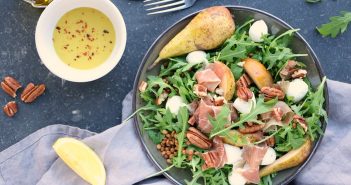 Salade met linzen, peer en prosciutto salade met linzen