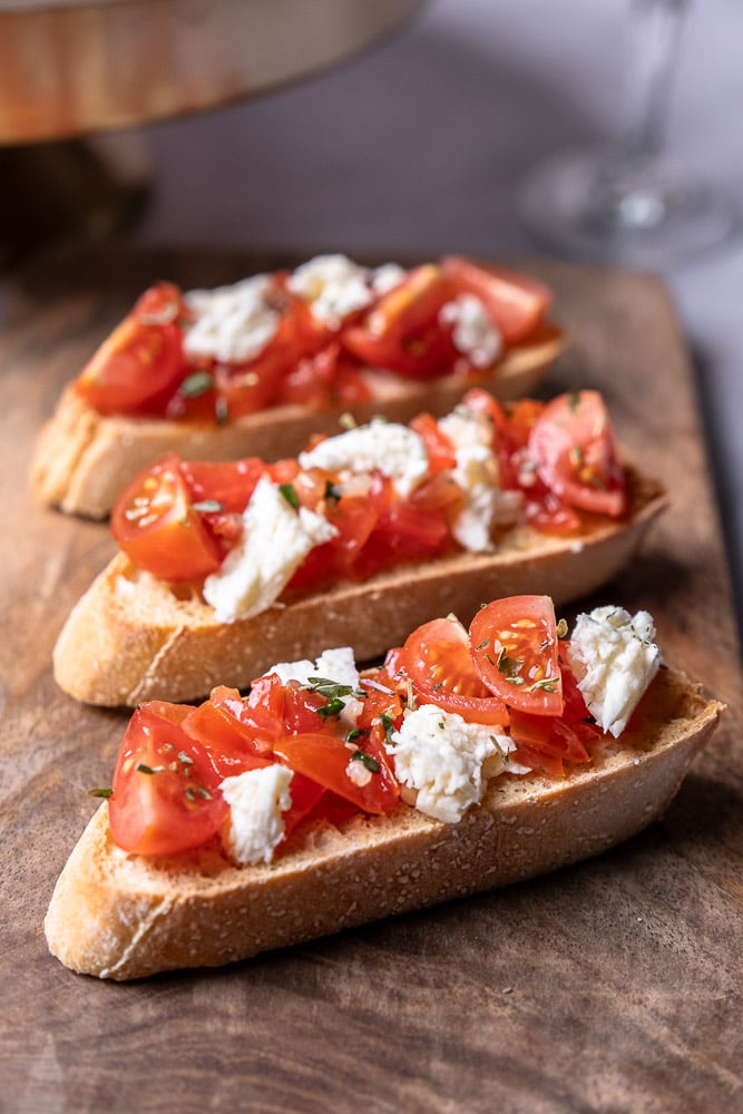 Bruschetta Caprese met mozzarella, tomaat en basilicum op krokant brood.
