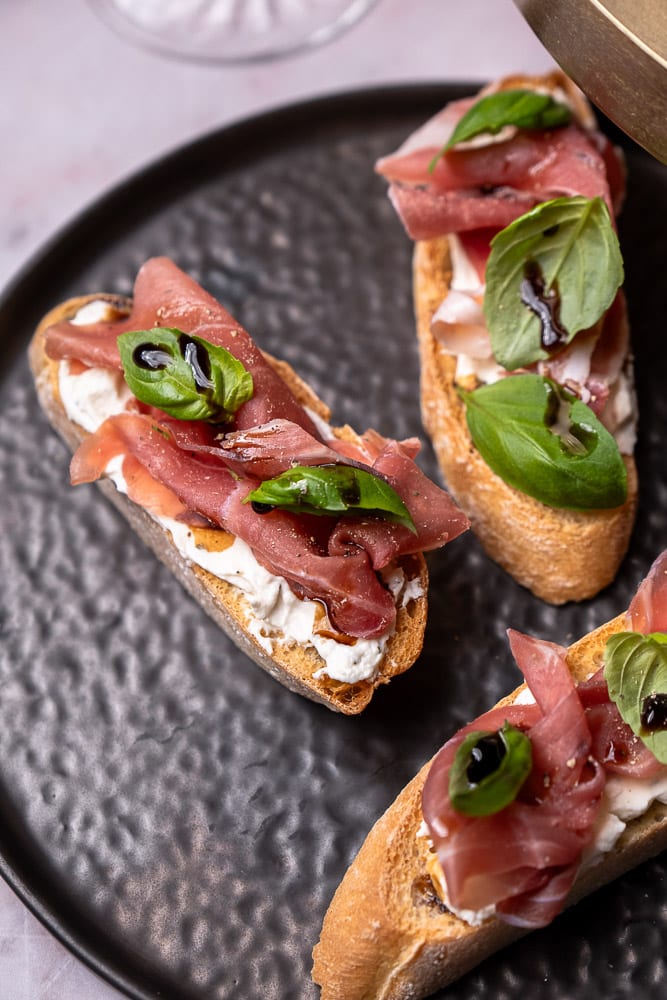Bruschetta met roomkaas en Parmaham, luxe Italiaans borrelhapje.