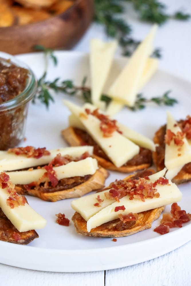 Crostini met dadelspread, kaas en spekkruimels, ook heerlijk op stokbrood.