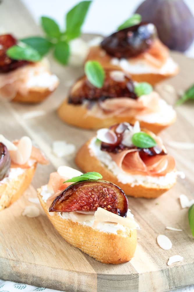 Crostini met geitenkaas, Serrano ham en balsamico vijgen op stokbrood.