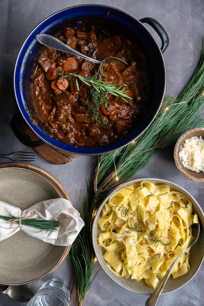 Klassiek Italiaans hoofdgerecht voor Kerst. Een klassiek Italiaans stoofvlees recept dat langzaam gaart tot het boterzacht is. Met runder sukade, rode wijn, balsamico en geurige kruiden zoals rozemarijn en tijm. De rijke saus krijgt die diepe, volle smaak die perfect past bij de feestdagen. Serveer met verse pappardelle of romige aardappelpuree.