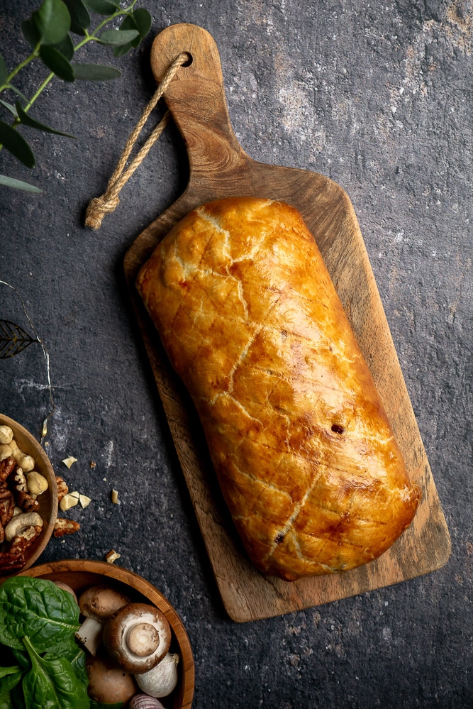 Een feestelijke vegetarische Wellington met champignons, spinazie, rode biet en Parmezaanse kaas in knapperig bladerdeeg. Deze kleurrijke variant op de klassieke beef Wellington is makkelijk voor te bereiden en ziet er prachtig uit op tafel. Perfect als vegetarisch hoofdgerecht voor Kerst!