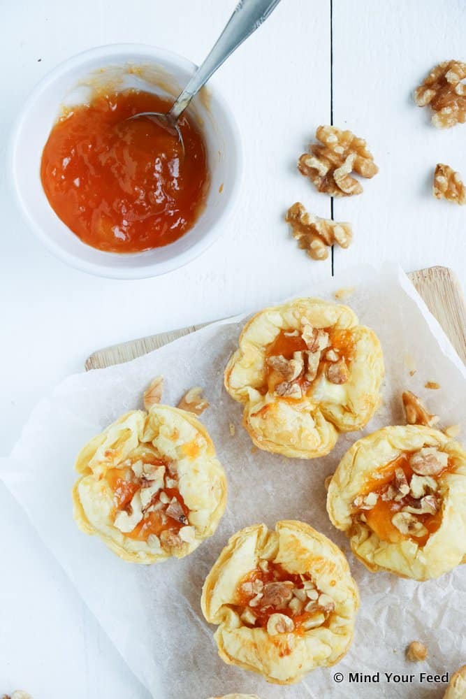 Assortiment van feestelijke bladerdeeg hapjes voor bij de borrel – van mini saucijzenbroodjes tot hapjes met pesto, kaas en gehakt. Perfecte borrelhapjes van krokant bladerdeeg, ideaal voor feestdagen, Oud & Nieuw of een gezellige borrelavond.