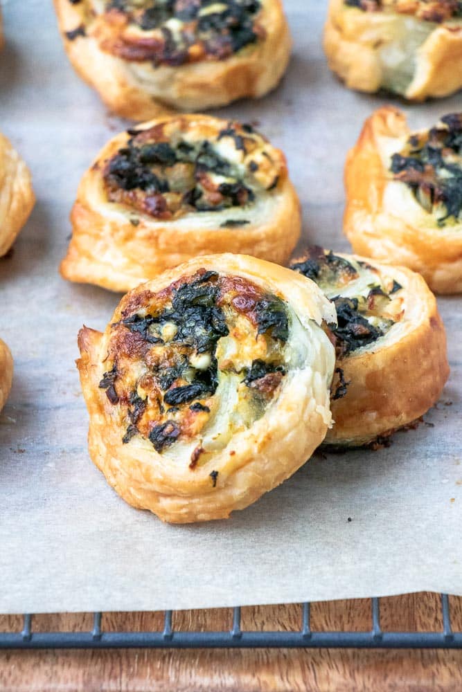 Assortiment van feestelijke bladerdeeg hapjes voor bij de borrel – van mini saucijzenbroodjes tot hapjes met pesto, kaas en gehakt. Perfecte borrelhapjes van krokant bladerdeeg, ideaal voor feestdagen, Oud & Nieuw of een gezellige borrelavond.