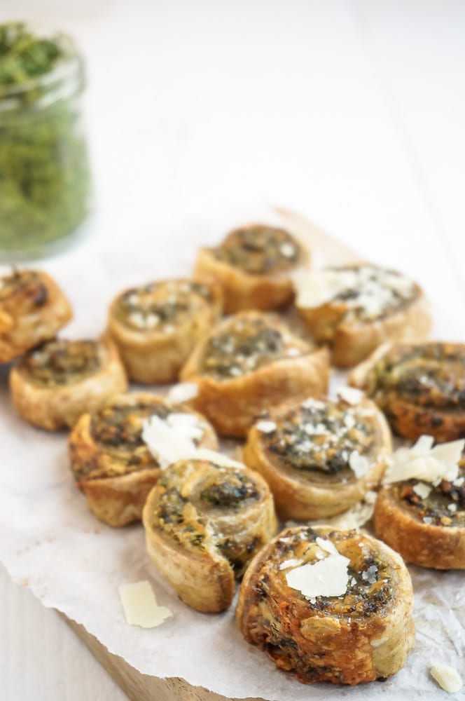 Assortiment van feestelijke bladerdeeg hapjes voor bij de borrel – van mini saucijzenbroodjes tot hapjes met pesto, kaas en gehakt. Perfecte borrelhapjes van krokant bladerdeeg, ideaal voor feestdagen, Oud & Nieuw of een gezellige borrelavond.