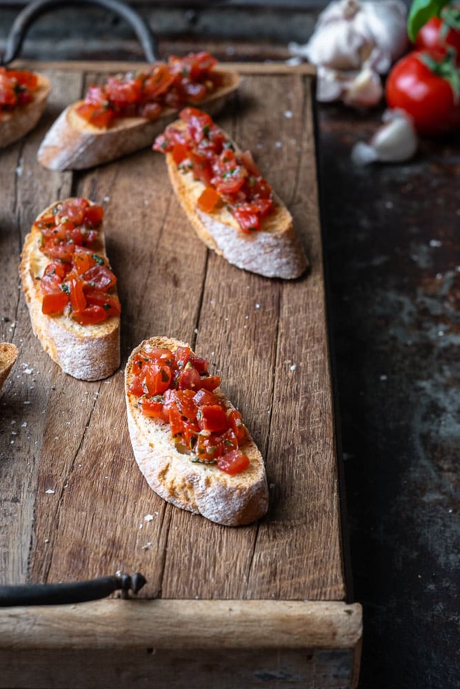 Bruschetta met tomaat, basilicum en knoflook op krokant stokbrood.
