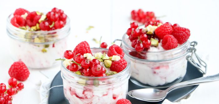 hangop met frambozen, desserts in een glaasje, hangop in een glaasje, feestelijke glaasjes