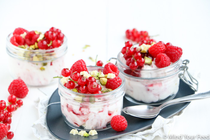 hangop met frambozen, desserts in een glaasje, hangop in een glaasje, feestelijke glaasjes