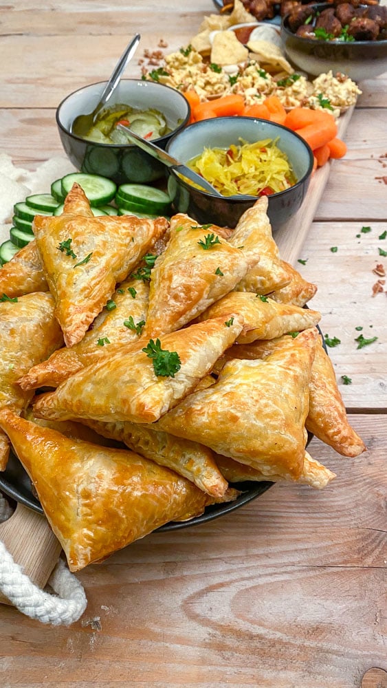 Assortiment van feestelijke bladerdeeg hapjes voor bij de borrel – van mini saucijzenbroodjes tot hapjes met pesto, kaas en gehakt. Perfecte borrelhapjes van krokant bladerdeeg, ideaal voor feestdagen, Oud & Nieuw of een gezellige borrelavond.
