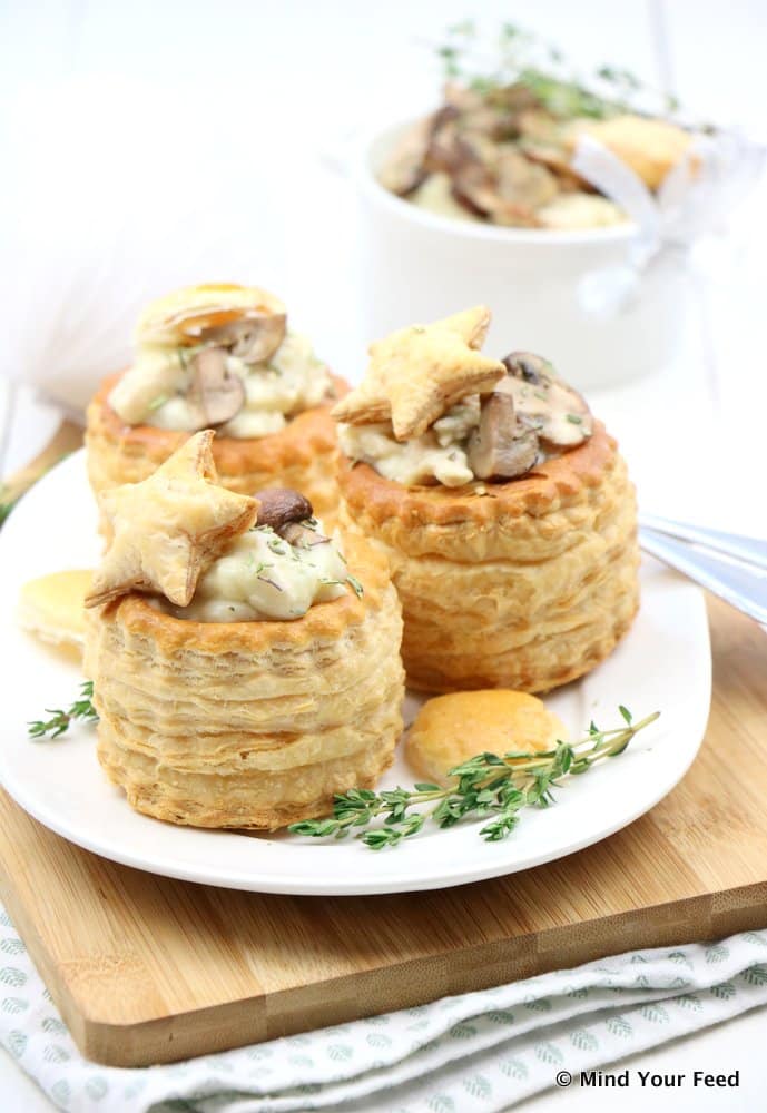 Zelfgemaakte kalkoenragout met kastanjechampignons geserveerd in krokante pasteibakjes als feestelijk kerst voorgerecht.