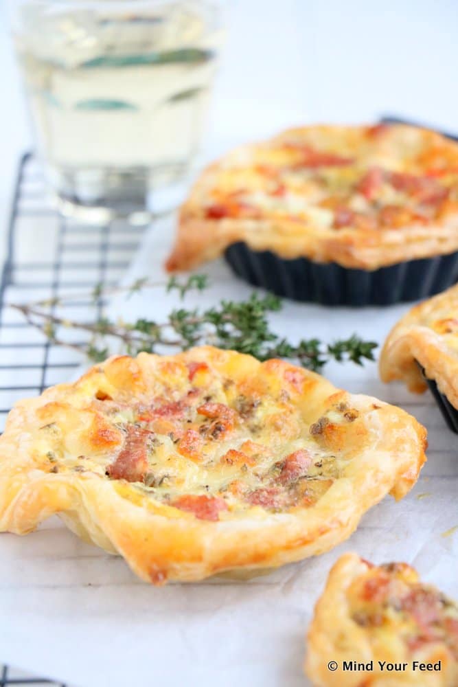 Assortiment van feestelijke bladerdeeg hapjes voor bij de borrel – van mini saucijzenbroodjes tot hapjes met pesto, kaas en gehakt. Perfecte borrelhapjes van krokant bladerdeeg, ideaal voor feestdagen, Oud & Nieuw of een gezellige borrelavond.