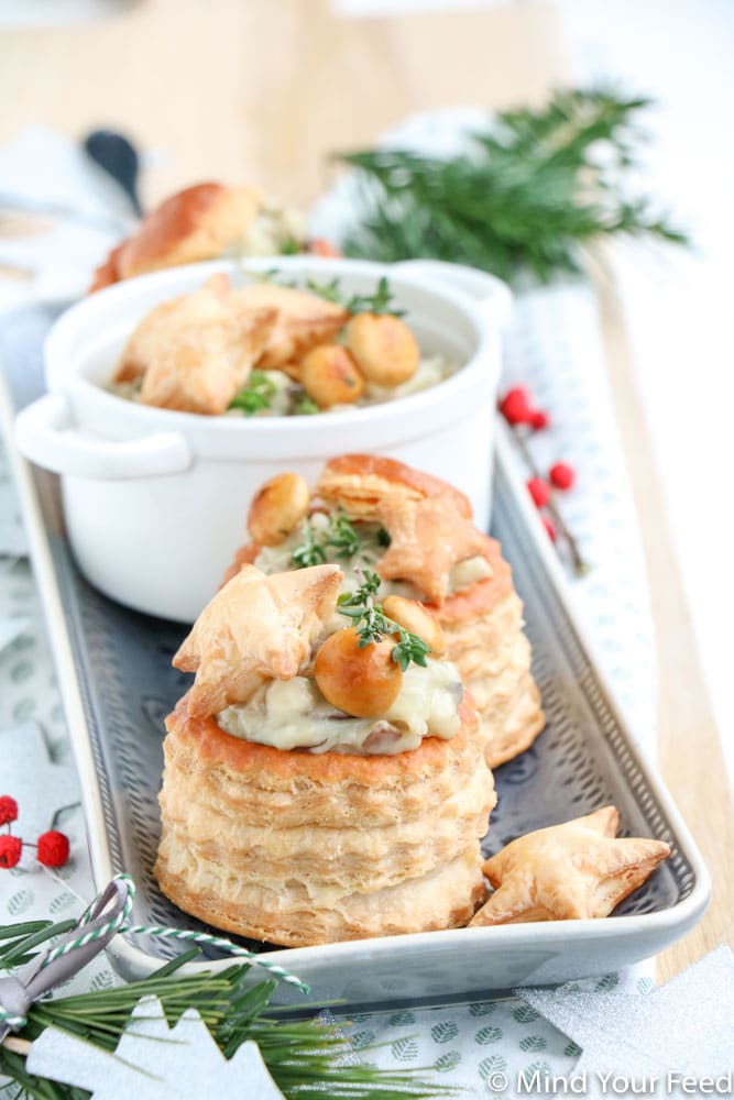 Romige paddenstoelenragout met gemengde champignons en truffelolie geserveerd in pasteibakjes als feestelijk vegetarisch voorgerecht voor Kerst.