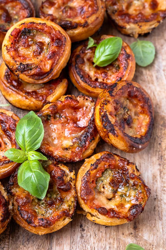 Assortiment van feestelijke bladerdeeg hapjes voor bij de borrel – van mini saucijzenbroodjes tot hapjes met pesto, kaas en gehakt. Perfecte borrelhapjes van krokant bladerdeeg, ideaal voor feestdagen, Oud & Nieuw of een gezellige borrelavond.