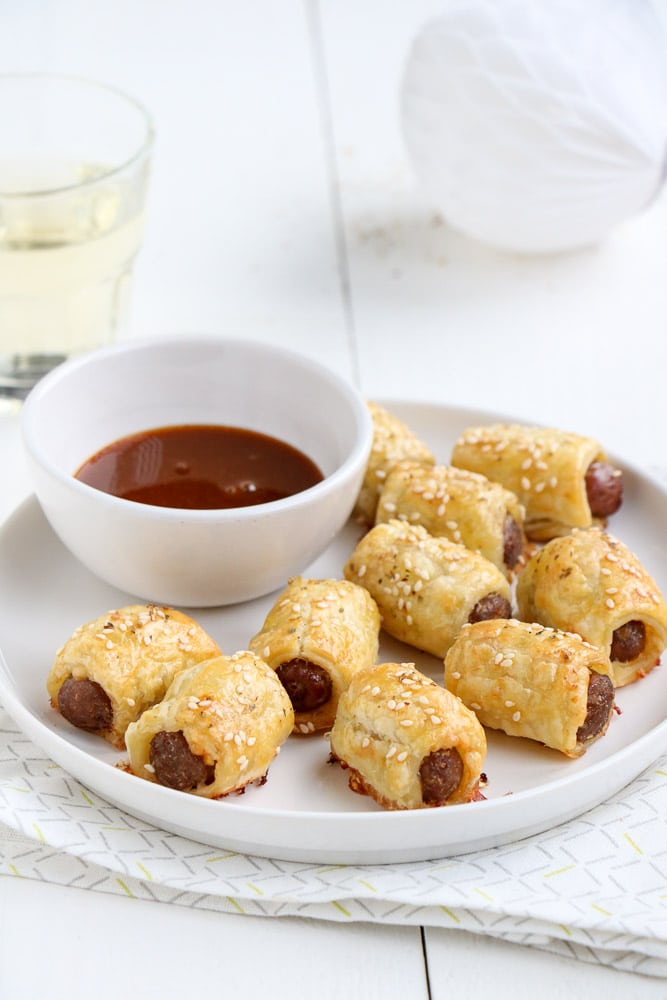 Assortiment van feestelijke bladerdeeg hapjes voor bij de borrel – van mini saucijzenbroodjes tot hapjes met pesto, kaas en gehakt. Perfecte borrelhapjes van krokant bladerdeeg, ideaal voor feestdagen, Oud & Nieuw of een gezellige borrelavond.