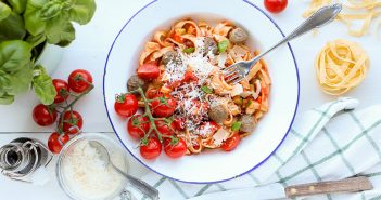 tagliatelle met tomatensaus en gehaktballetjes