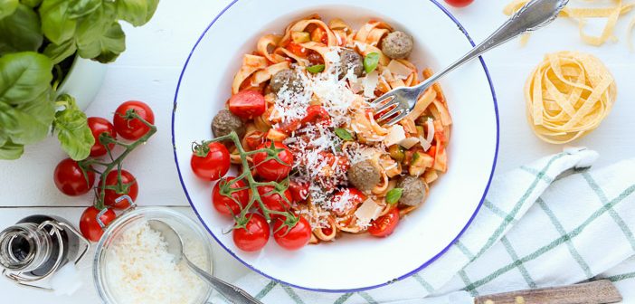 tagliatelle met tomatensaus en gehaktballetjes