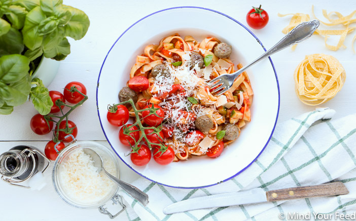 tagliatelle met tomatensaus en gehaktballetjes