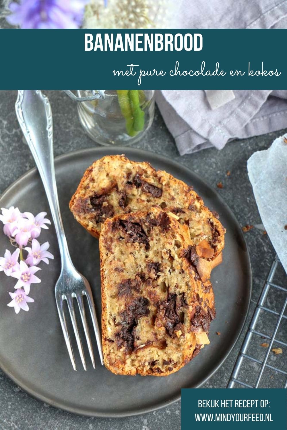 Makkelijk recept voor heerlijk bananenbrood met chocola en kokos. Bananenbrood met rijpe bananen, kokosolie, volle yoghurt en pure chocola. Heerlijk smeuig, zacht en zoet.