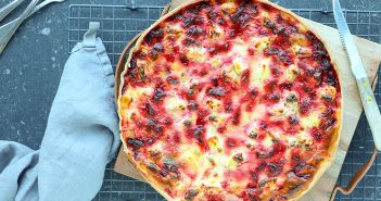 quiche met zalm en rode biet