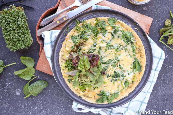 omelet met spinazie, courgette en pesto, lunch gerecht, lunchen zonder brood, omelet recept met groenten