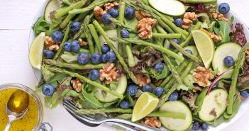 Salade met groene asperges en blauwe bessen salade met groene asperges