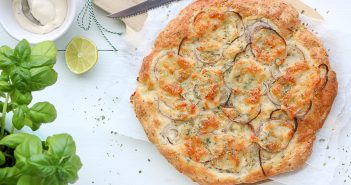 Italiaans platbrood, makkelijk snel recept voor foccacia met mozzarella en ui