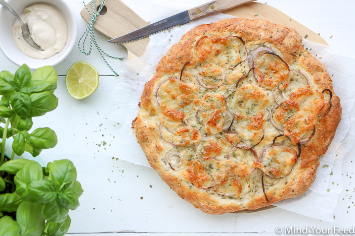 Verrassend Italiaans platbrood met mozzarella en ui - Mind Your Feed ZT-28