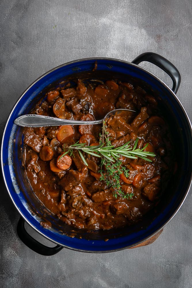 Heerlijk zacht runder sukadevlees in dit recept voor Italiaans stoofvlees met rode wijn, rozemarijn en tijm. Stoofvlees recept, stoofvlees bereiden, hoofdgerecht, Kerst, hoofdgerechten vlees, kerst recepten vlees, herfst recepten, winter recepten, herfstrecepten