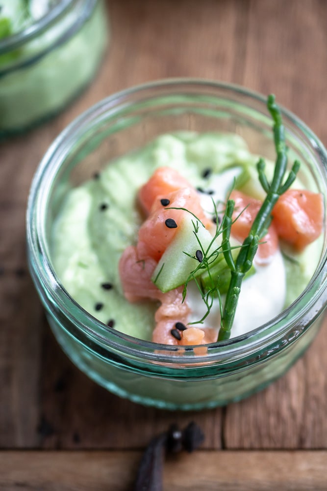 amuse in een glaasje met zalm en avocado mousse, Amuse recepten, kleine hapjes als voorgerecht met kerst. Amuse in een glaasje, amuse op een grote schaal, makkelijke kersthapjes, amuse hapjes, zalm amuse