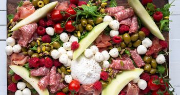 Italiaanse borrelplank met burrata, ham, salami en meloen borrelplank met meloen en ham