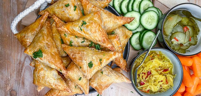Bladerdeeg hapjes recepten; van gezonde hartige vegetarische hapjes Bladerdeeg ligt hier standaard in de vriezer. Hier kun je echt alle kanten mee op, een lekker broodje voor bij het ontbijt, of de lunch of een hapje voor bij de borrelplank, een vleespasteitje voor het avondeten.