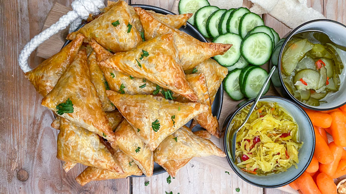 indische bladerdeeg hapjes, Oosterse borrelplank, oosterse borrelhapjes, borrelhapjes, aziatische borrelhapjes, Indofood, bladerdeeghapjes pittig gehakt, bladerdeeg met gehakt, springrolls, kipsate spiesjes, loempia's, gehaktballetjes, 