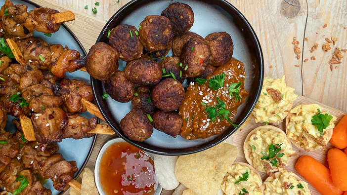 indische gehaktballetjes, Oosterse borrelplank, oosterse borrelhapjes, borrelhapjes, aziatische borrelhapjes, Indofood, bladerdeeghapjes pittig gehakt, bladerdeeg met gehakt, springrolls, kipsate spiesjes, loempia's, gehaktballetjes, 