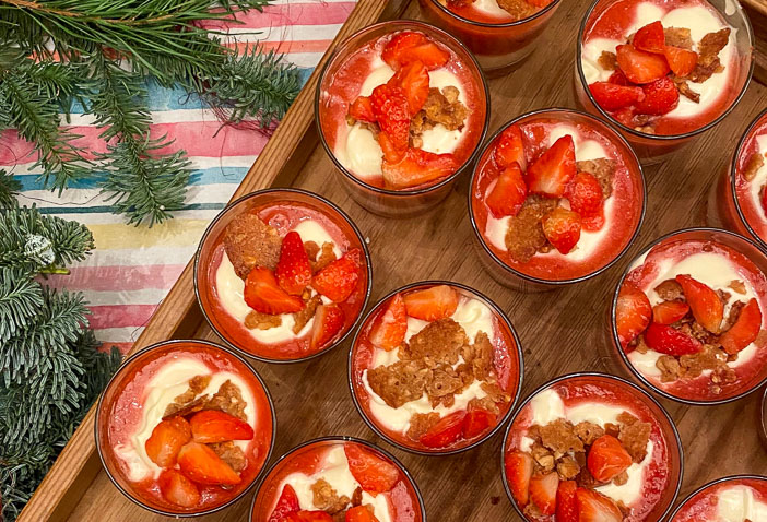 trifle met aardbei,  kerst desserts, kerst toetjes, kerst toetje, makkelijk toetje kerst, kerst nagerechten, kerst dessert in een glaasje