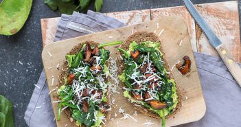 avocado toast met spinazie en champignons, gezond ontbijt recept, hartig ontbijt recept, gezonde lunch, lekker veel groenten bij de lunch