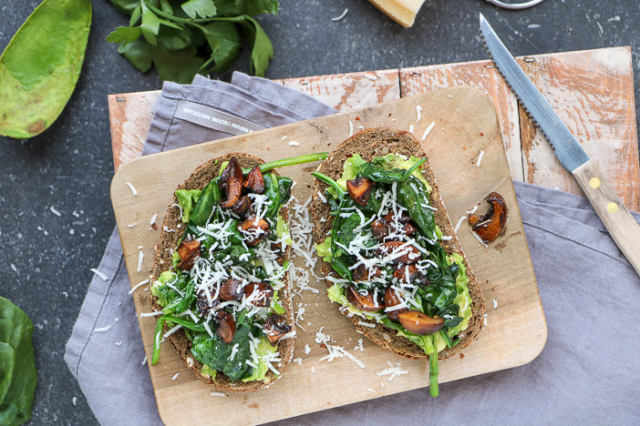 avocado toast met spinazie en champignons, gezond ontbijt recept, hartig ontbijt recept, gezonde lunch, lekker veel groenten bij de lunch