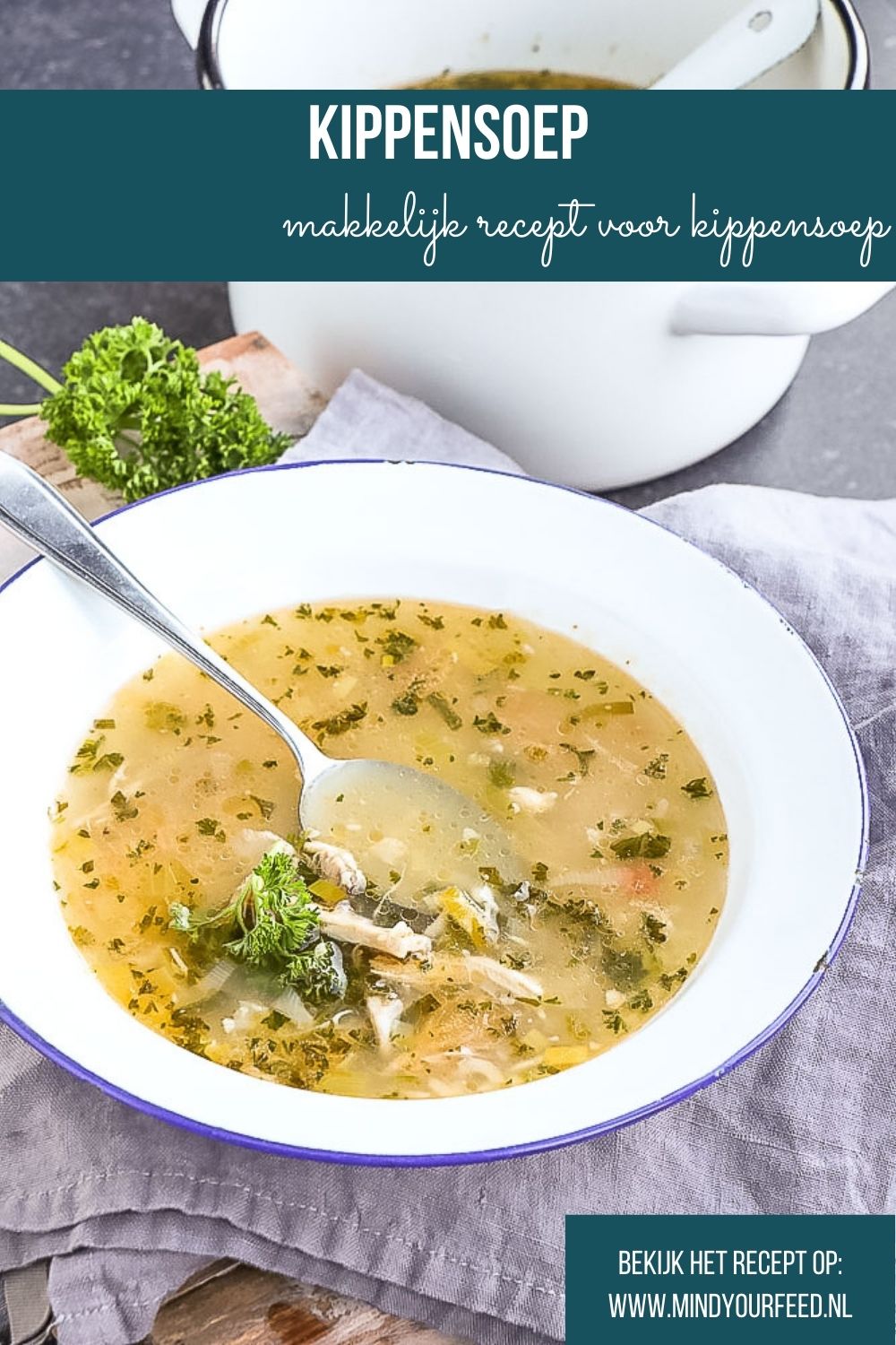 Kippensoep. Makkelijk recept om zelf kippensoep te maken, ouderwets lekker en zonder toevoegingen. Deze soep is echt een heerlijke boost bij verkoudheid. Lekker als lunch of makkelijke avondmaaltijd.