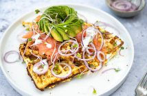 bloemkool wafels met gerookte zalm, bloemkoolwafels, hartige wafels, koolhydraatarme wafels, recept, gezond
