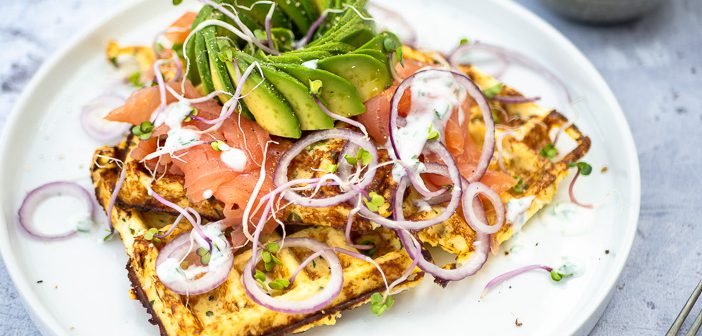 bloemkool wafels met gerookte zalm, bloemkoolwafels, hartige wafels, koolhydraatarme wafels, recept, gezond