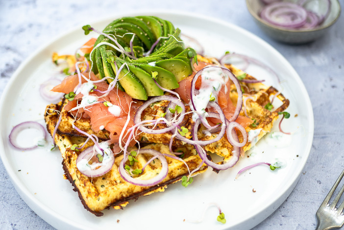 bloemkool wafels met gerookte zalm, bloemkoolwafels, hartige wafels, koolhydraatarme wafels, recept, gezond