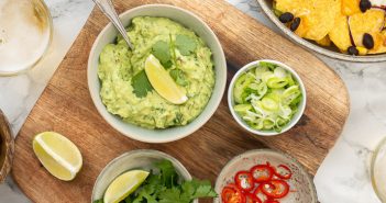 zelf guacamole maken, makkelijk recept voor guacamole zonder tomaat, verse guacamole, lekkerste recept, rode ui, koriander, kruiden