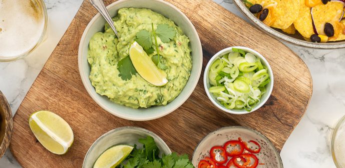 zelf guacamole maken, makkelijk recept voor guacamole zonder tomaat, verse guacamole, lekkerste recept, rode ui, koriander, kruiden