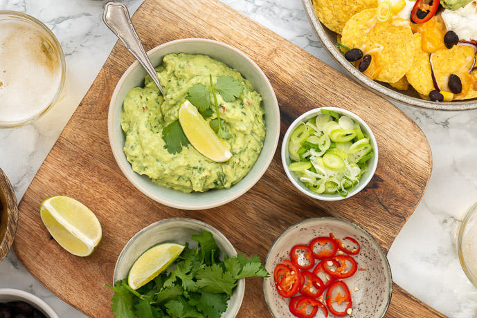 zelf guacamole maken, makkelijk recept voor guacamole zonder tomaat, verse guacamole, lekkerste recept, rode ui, koriander, kruiden