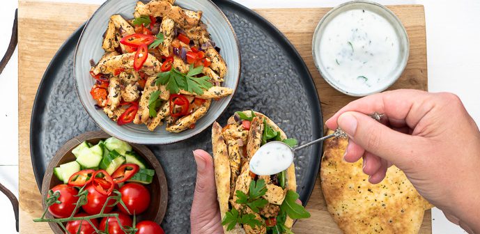 zelf knoflooksaus maken, makkelijk recept voor zelfgemaakte knoflooksaus, lekkerste knoflooksaus recept, knoflooksaus met yoghurt