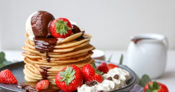 Pannenkoeken met chocolade koffiesaus en vanille-ijs pannenkoeken met chocolade koffiesaus