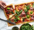 Italiaanse plaattaart, plaattaart met ham, pesto en mozzarella, bladerdeeg pizza, plaattaart met prosciutto