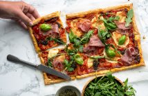 Italiaanse plaattaart, plaattaart met ham, pesto en mozzarella, bladerdeeg pizza, plaattaart met prosciutto