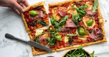 Italiaanse plaattaart, plaattaart met ham, pesto en mozzarella, bladerdeeg pizza, plaattaart met prosciutto